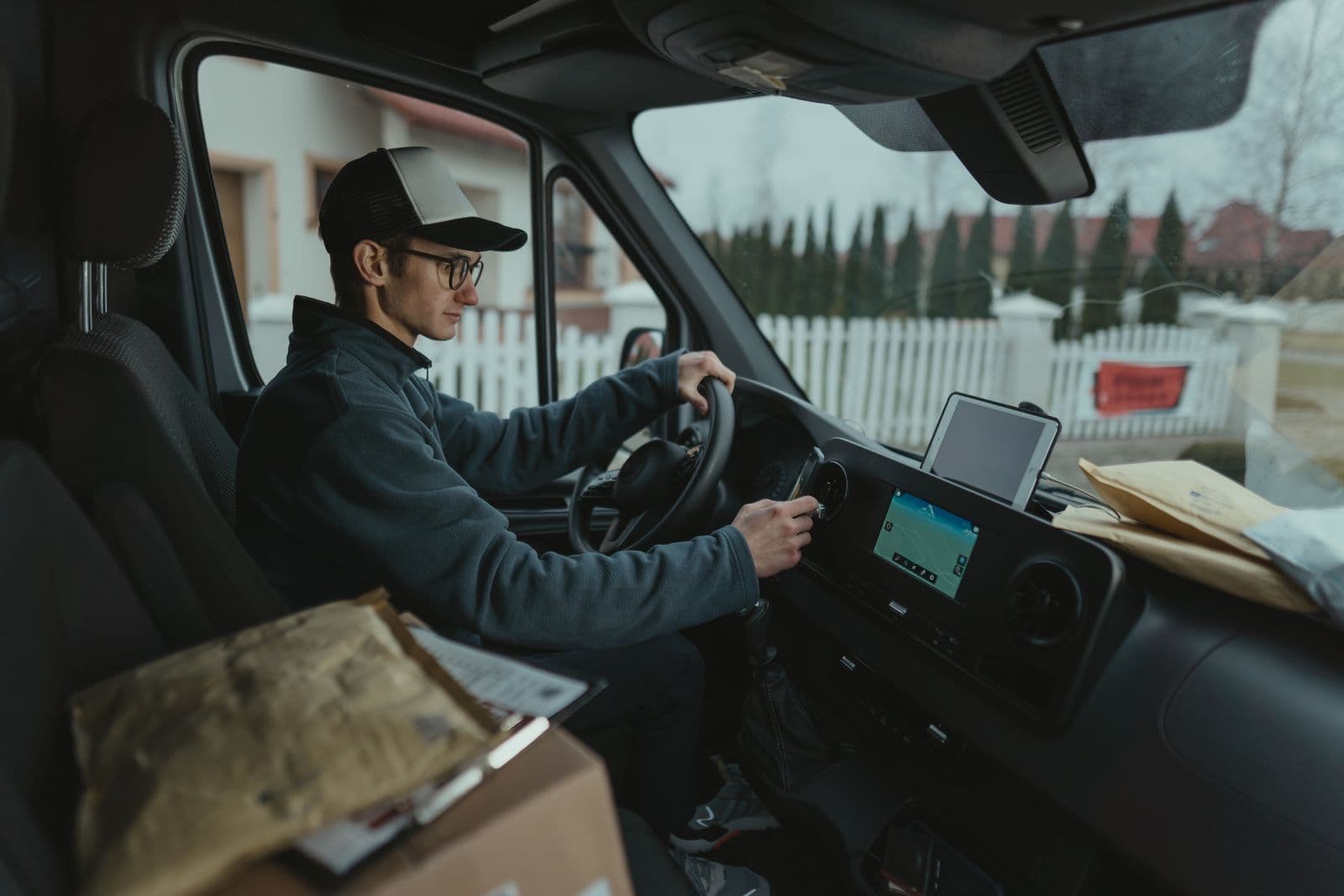 Chauffeur-livreur consultant son GPS avant une tournée