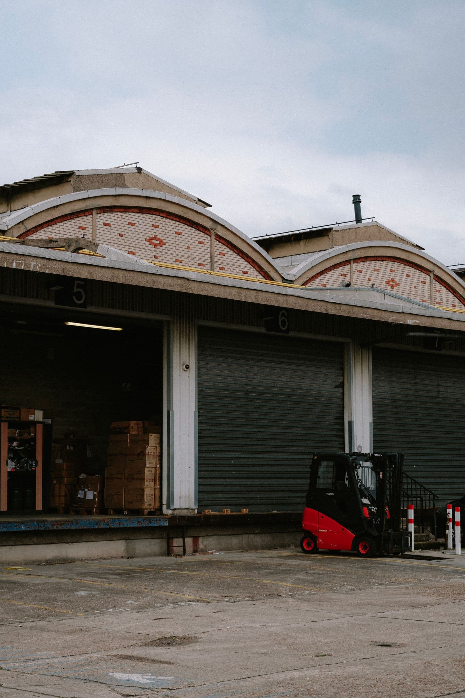 Quai de chargement d'un centre logistique avec un chariot élévateur