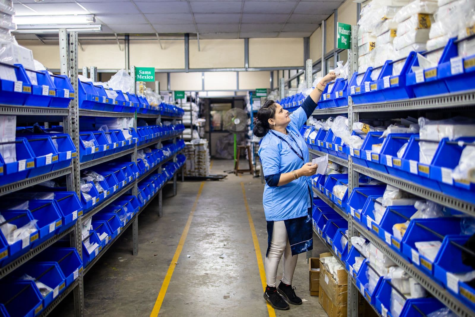 Opératrice logistique consultant les emplacements d'un entrepôt